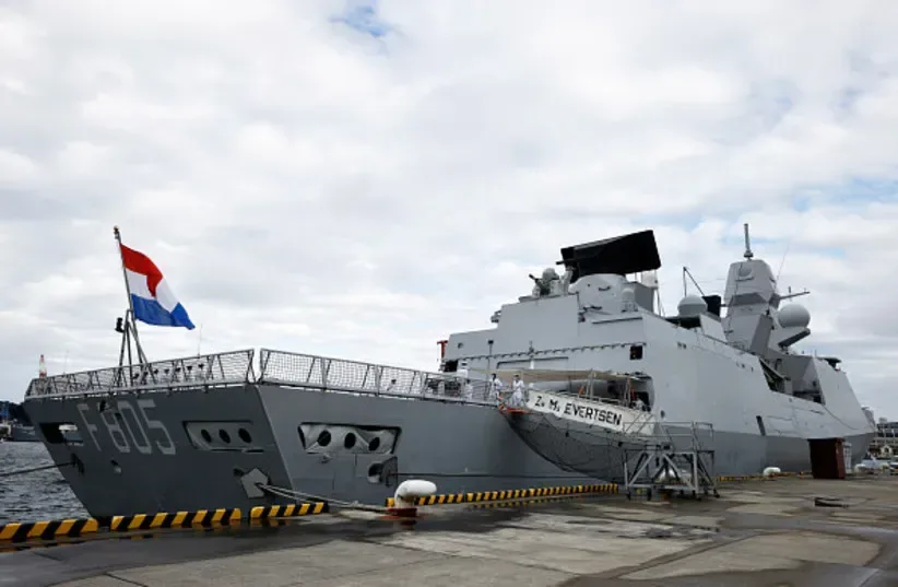 Fregata olandeză HNLMS Evertsen ancorată în port, cu steagul Olandei fluturând.