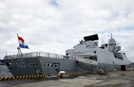 Fregata olandeză HNLMS Evertsen ancorată în port, cu steagul Olandei fluturând.