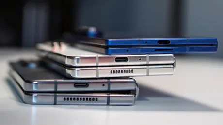 Telefoane pliabile Samsung așezate pe o masă, evidențiind designul elegant.