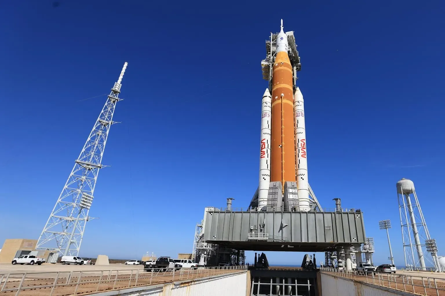 Racheta SLS pregătită pentru lansare la Centrul Spațial Kennedy.