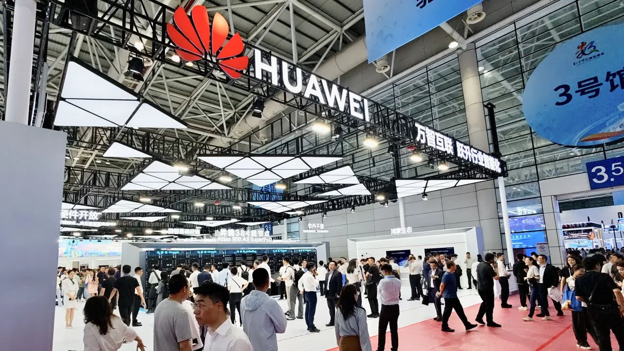 Stand Huawei la un târg tehnologic, cu mulți vizitatori și produse expuse.