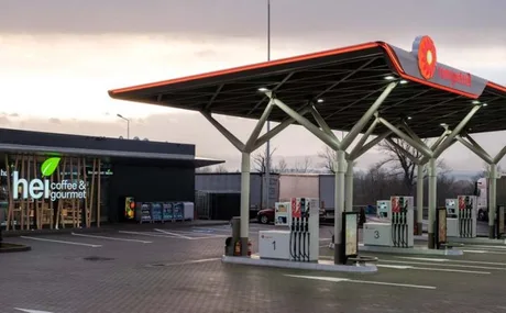 Stație de benzină Rompetrol cu prețuri reduse la carburantul premium.