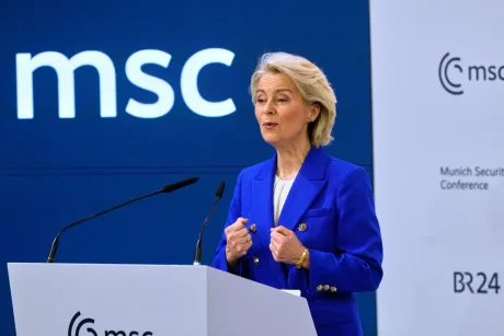 Ursula von der Leyen discutând despre apărarea Uniunii Europene.
