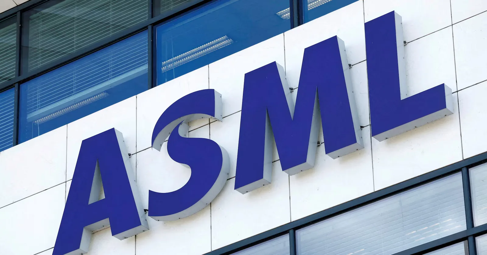 Logo ASML pe clădire, simbolizând inovația în tehnologia chipurilor.