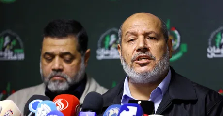 Khalil Al-Hayya discutând despre situația din Gaza în fața presei.