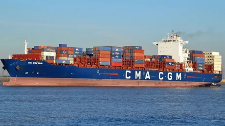 Vas de marfă CMA CGM navigând prin Strâmtoarea Hormuz în condiții tensionate.