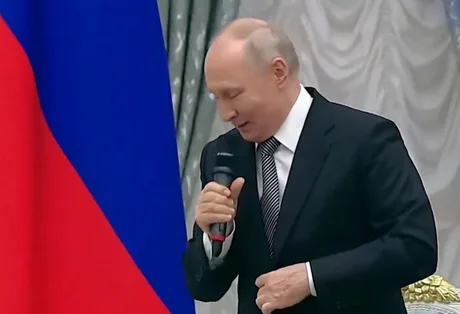 Vladimir Putin la o ceremonie oficială, cu voce slăbită în timpul discursului.