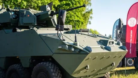 Vehicul militar modern expus la un eveniment de apărare.