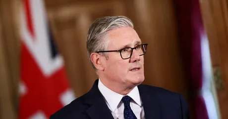 Keir Starmer discutând despre sprijinul pentru Ucraina la summitul din Armenia.