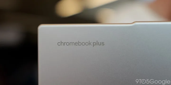Detaliu al unui Chromebook Plus, evidențiind designul său modern și elegant.