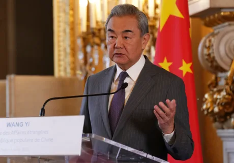 Wang Yi discutând despre relațiile internaționale cu SUA.