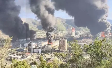 Fum gros se ridică deasupra unei zone industriale afectate de atacuri.