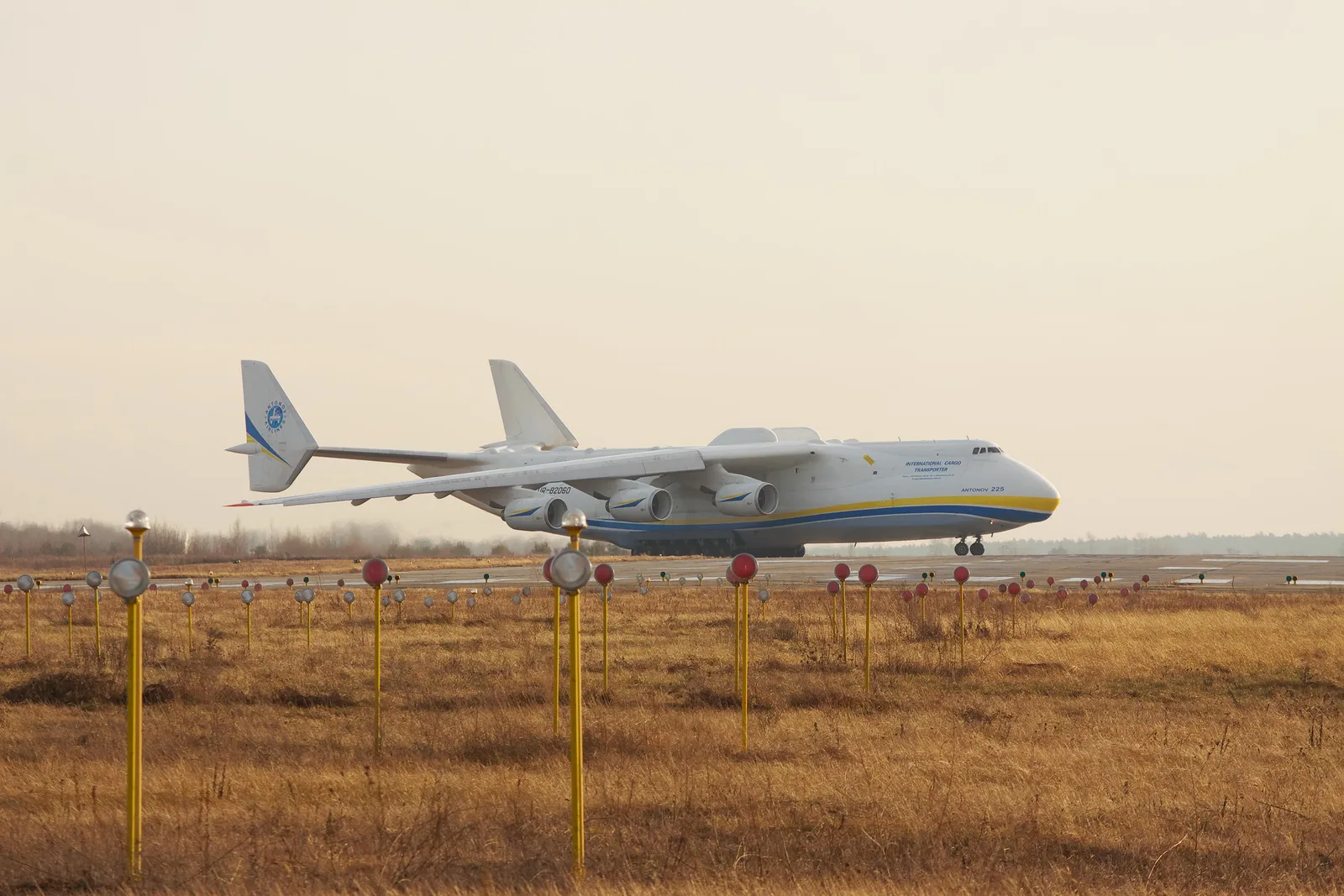Aeroport în Ucraina, cu un avion pregătit de decolare pe pistă.