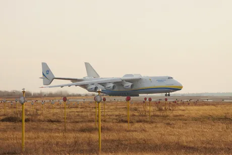 Aeroport în Ucraina, cu un avion pregătit de decolare pe pistă.