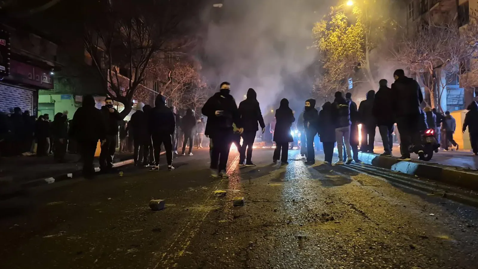 Protestatari în stradă, în mijlocul fumului și tensiunii sociale.