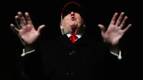 Donald Trump exprimându-și nemulțumirea față de NATO și angajamentele SUA.