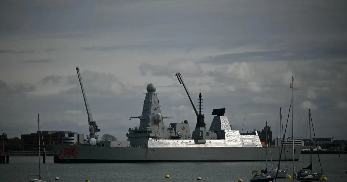 Distrugător britanic ancorat în port, pregătit pentru misiuni maritime.
