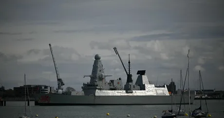 Distrugător britanic ancorat în port, pregătit pentru misiuni maritime.
