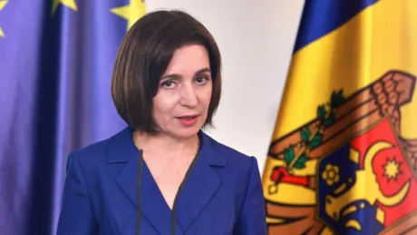 Maia Sandu, emoționată, primește Ordinul European de Merit.