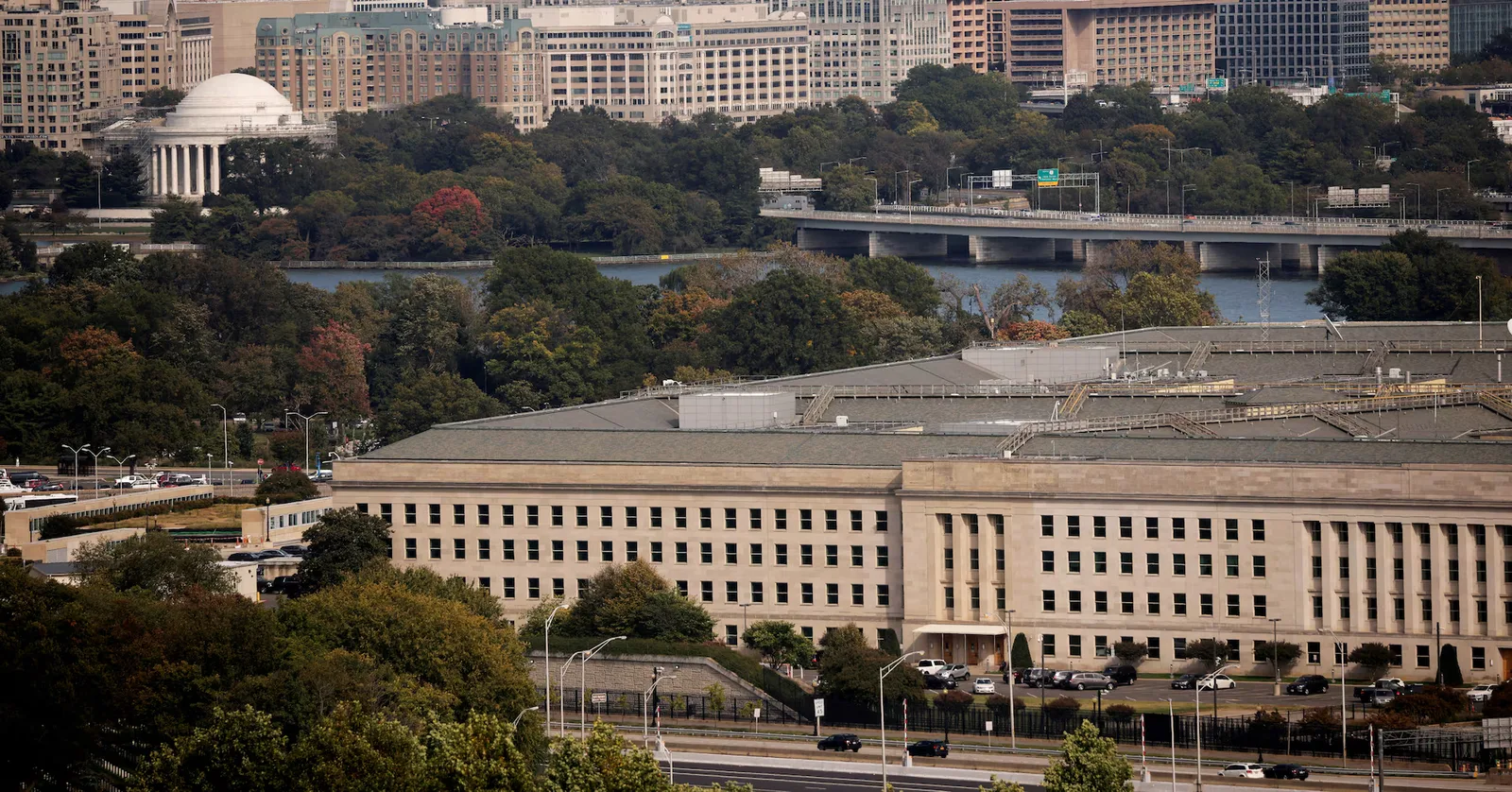 Vedere panoramică asupra Pentagonului și a peisajului urban din apropiere.