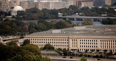 Vedere panoramică asupra Pentagonului și a peisajului urban din apropiere.