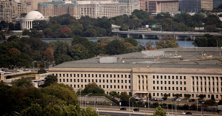 Vedere panoramică asupra Pentagonului și a peisajului urban din apropiere.