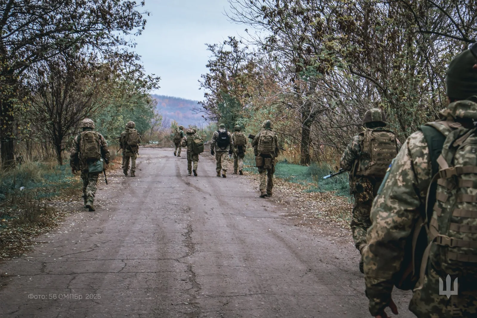 Soldați ucraineni pe un drum, pregătiți pentru acțiuni militare.