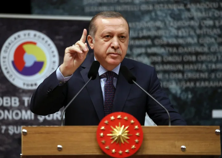 Recep Tayyip Erdogan susținând un discurs la o conferință oficială.