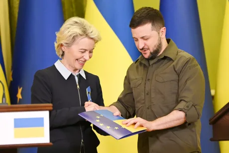 Ursula von der Leyen și Volodymyr Zelensky discutând despre aderarea Ucrainei la UE.