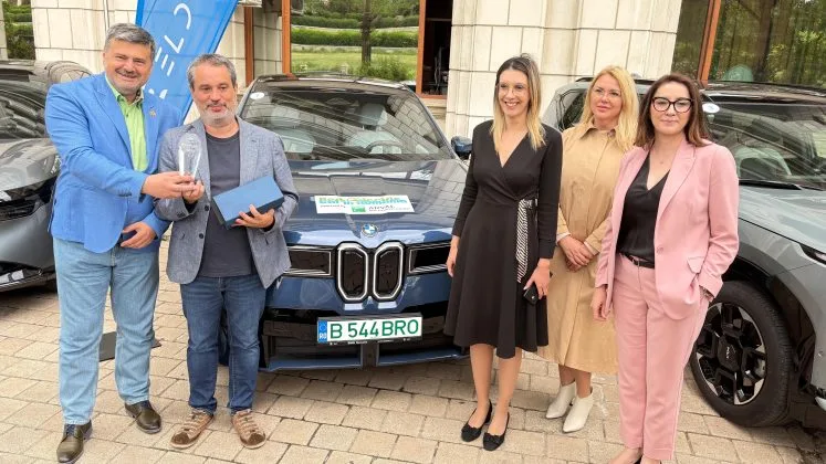Reprezentanți ai BMW primesc premiul pentru cel mai bun automobil electric din România.