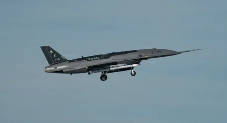 Drona semiautonomă Fury în zbor, demonstrând tehnologia avansată în aviația militară.