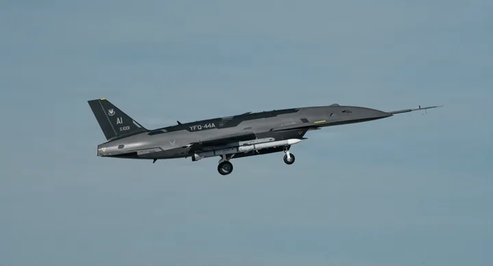 Drona semiautonomă Fury în zbor, demonstrând tehnologia avansată în aviația militară.