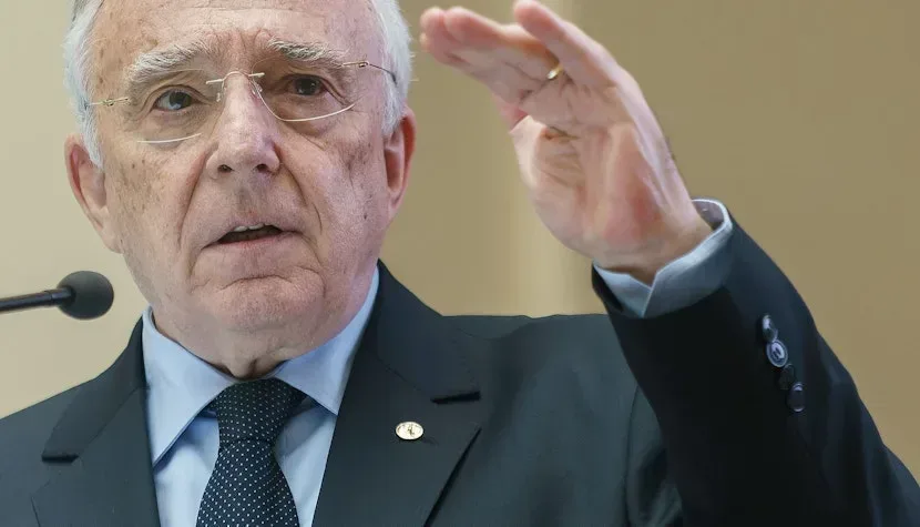 Un oficial discutând despre rezervele de aur ale Ungariei.