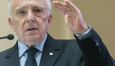 Un oficial discutând despre rezervele de aur ale Ungariei.