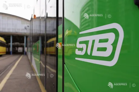 Logo-ul STB pe un tramvai, simbolizând investițiile în transport.