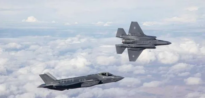 Avioane de luptă israeliene zburând deasupra norilor, pregătiri militare în curs.