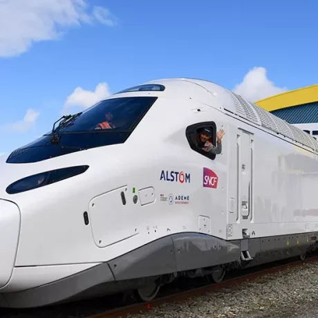 Tren TGV-M cu două etaje, eficient energetic și cu capacitate mare de transport.