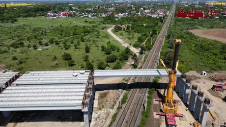 Lucrări avansate la lotul 1 al autostrăzii A0 Nord, cu utilaje în acțiune.