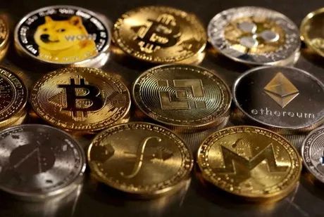 Monede criptografice diverse, simbolizând reglementările recente din Polonia.