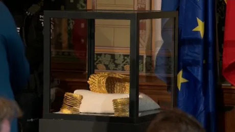 Tezaur Dacic expus într-un muzeu, simbol al istoriei românești.