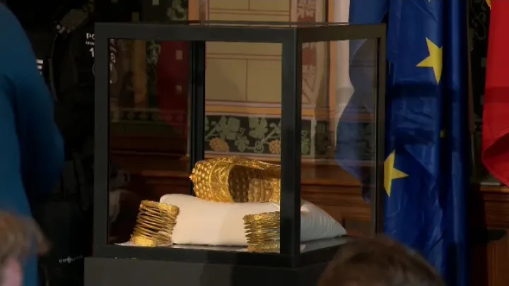 Tezaur Dacic expus într-un muzeu, simbol al istoriei românești.