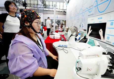 Pacient utilizând un dispozitiv BCI pentru a controla mișcările mâinii.