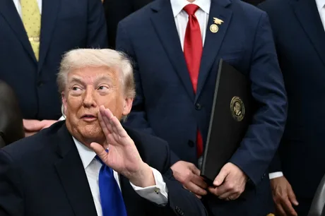Donald Trump discută despre ajutorul financiar pentru Ucraina și impactul acestuia.