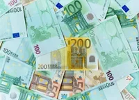 Bancnote de euro aranjate într-un mozaic colorat.