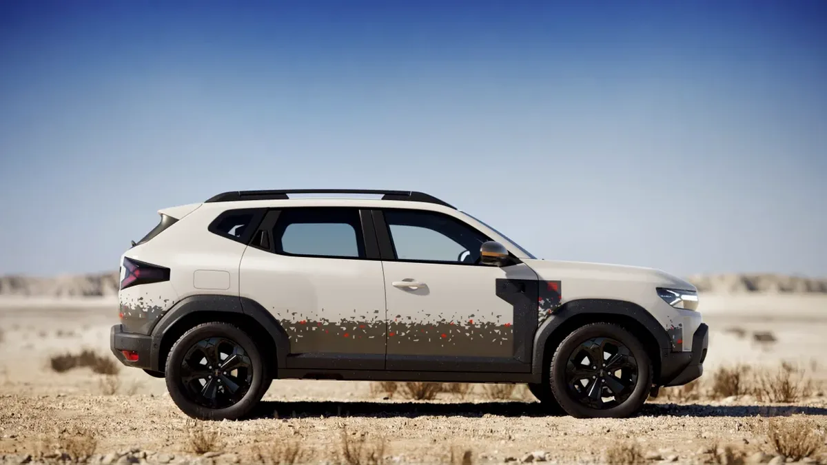 Dacia Duster Spirit of Sand pe un teren arid, evidențiind designul său robust.