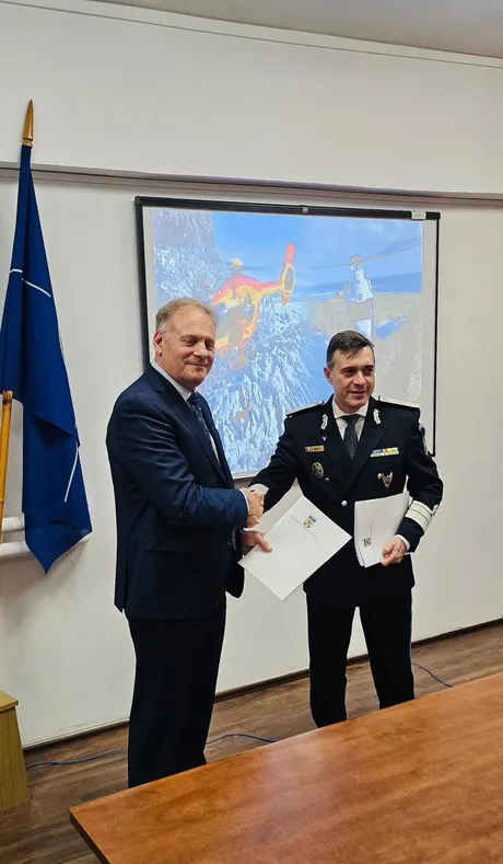 Reprezentanți ai Ministerului Afacerilor Interne semnează contractul pentru elicoptere noi.