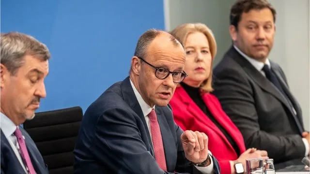 Friedrich Merz discutând despre sondajele politice recente din Germania.