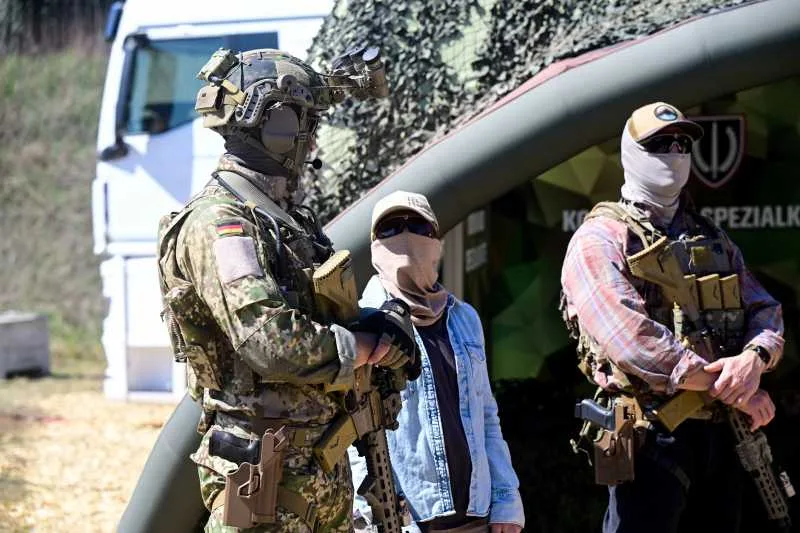 Recruți în echipament militar, pregătiți pentru evaluare în Germania.
