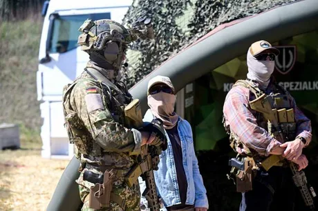 Recruți în echipament militar, pregătiți pentru evaluare în Germania.