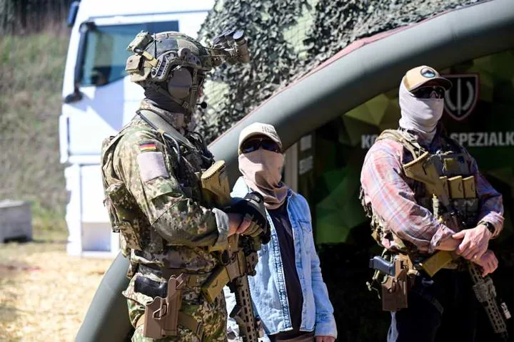 Recruți în echipament militar, pregătiți pentru evaluare în Germania.